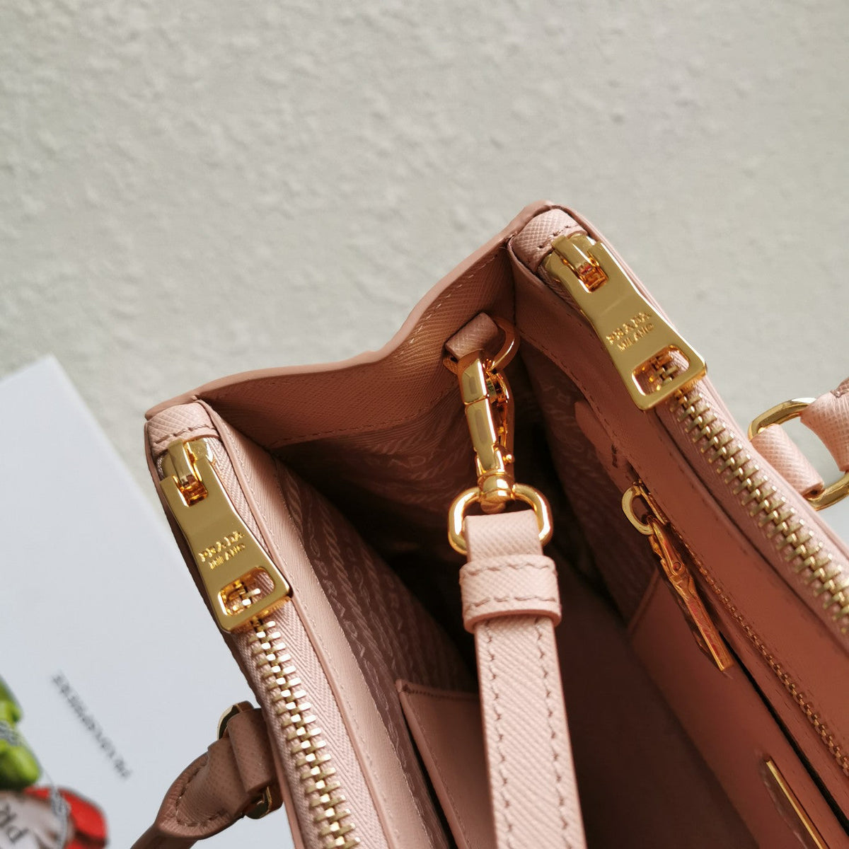 PRA GALLERIA 28 BAG IN DESERT BEIGE SAFFIANO LEATHER